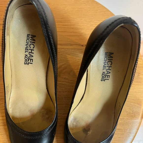 Michael Kors Round Toe Black Leather Pumps Size 7 - Picture 3 of 9